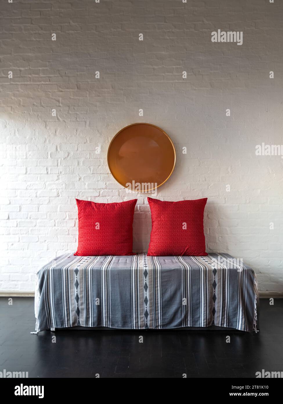 Concetto di disposizione degli arredi composta da 3 forme geometriche, fotografate in un loft in stile industriale. Foto Stock