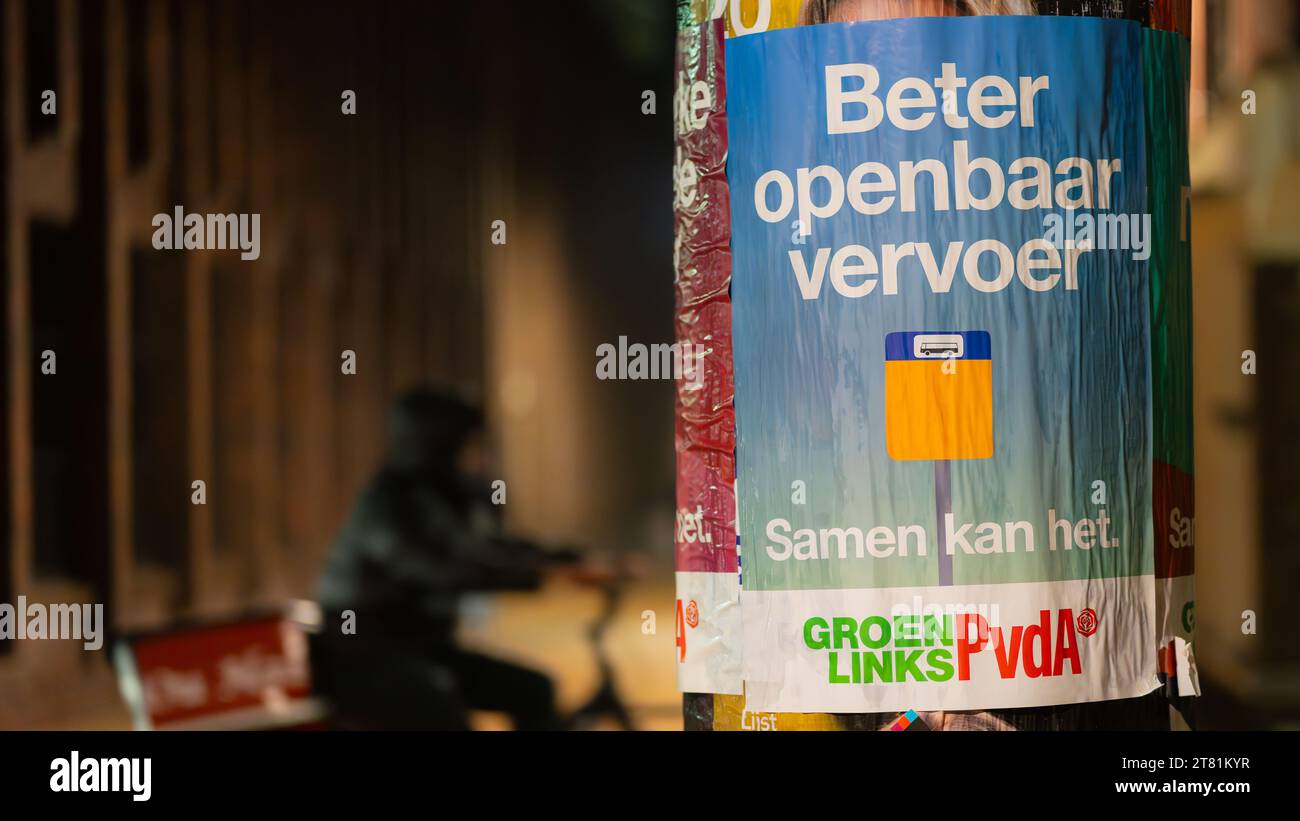 Groningen, Paesi Bassi - 11 17 2023: Manifesti elettorali sul pilastro pubblicitario campagna pubblica per le elezioni parlamentari olandesi Foto Stock