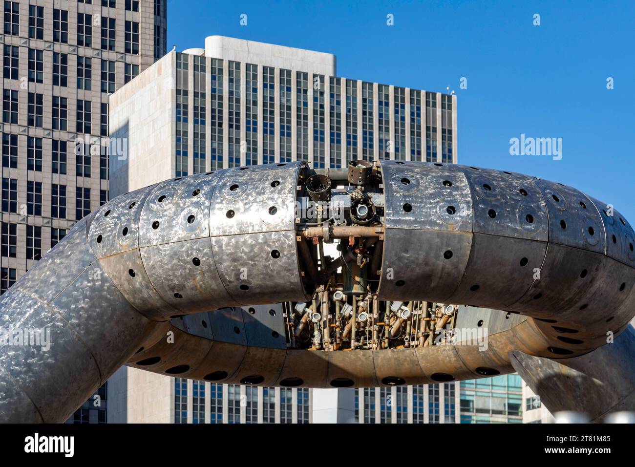 Detroit, Michigan - sono in corso lavori di riparazione alla Dodge Fountain di Hart Plaza. La fontana fu progettata da Isamu Noguchi nel 1978. Foto Stock