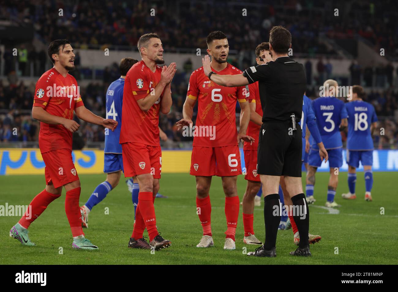 Roma, Italia. 17 novembre 2023. L'arbitro tedesco Felix Zwayer lancia gli appelli dei giocatori della Macedonia del Nord contro un rigore che ha assegnato per la pallamano da parte di Nikola Serafimov della Macedonia del Nord durante la partita di qualificazione ai Campionati europei UEFA allo Stadio Olimpico di Roma. Il credito fotografico dovrebbe leggere: Jonathan Moscrop/Sportimage Credit: Sportimage Ltd/Alamy Live News Foto Stock