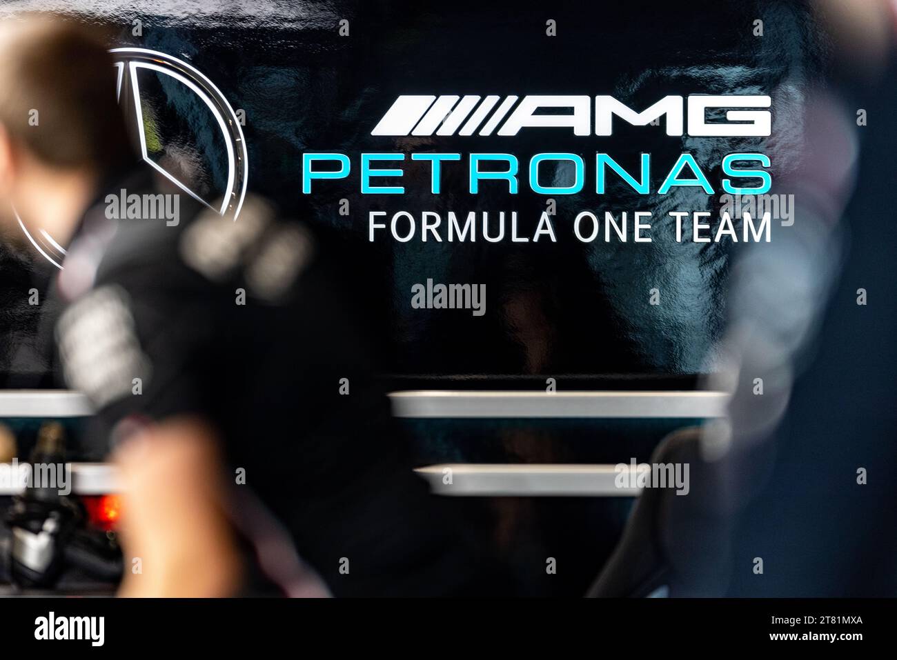 Las Vegas, Nevada - 17 novembre 2023: Pit garage del team Mercedes AMG Petronas F1, al Gran Premio d'argento Heineken di Las Vegas sul Las Vegas Strip Circuit. Crediti: Nick Paruch / Alamy Live News Foto Stock