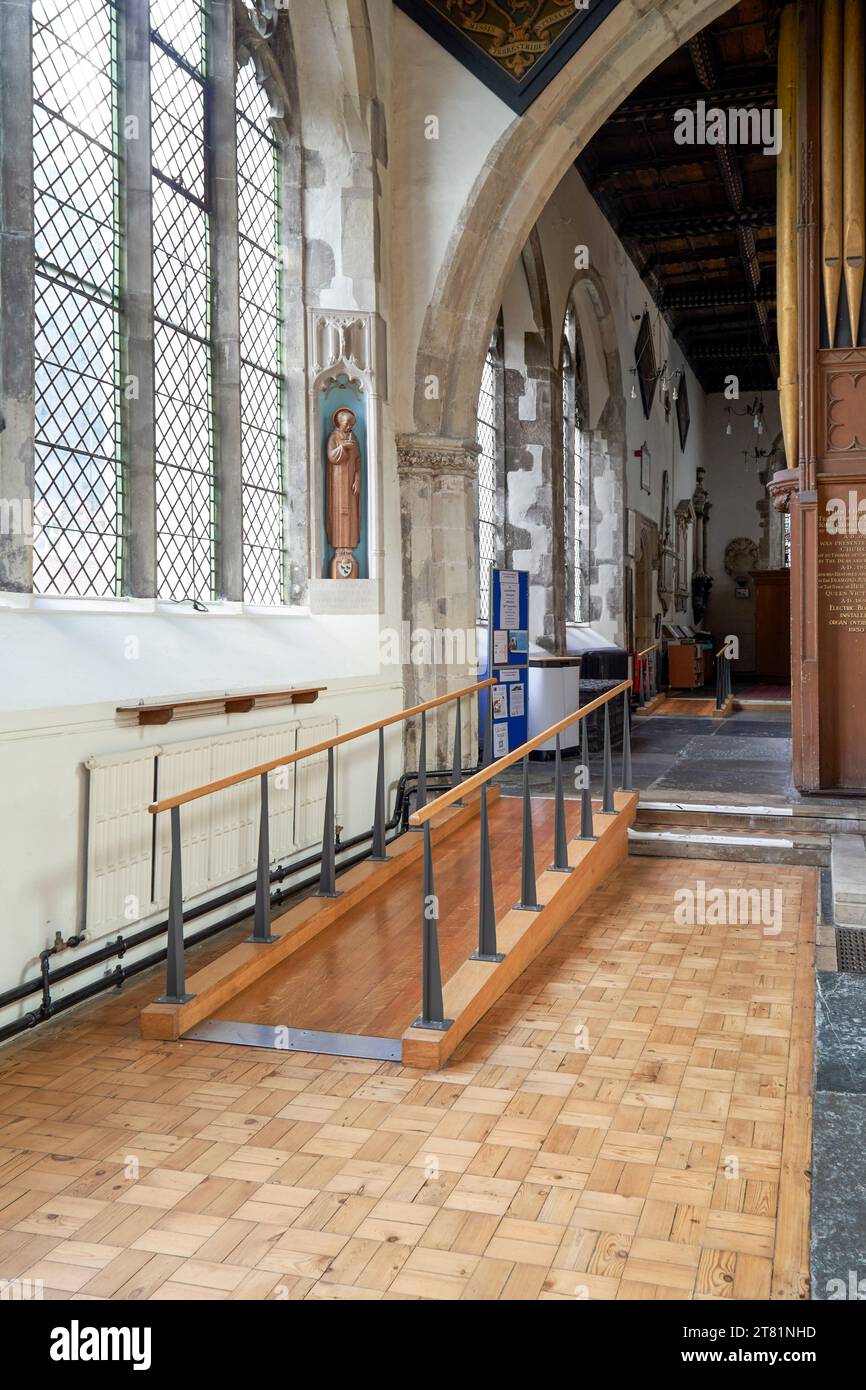 Rampa che consente l'accesso per disabili a un livello più alto in una chiesa Foto Stock