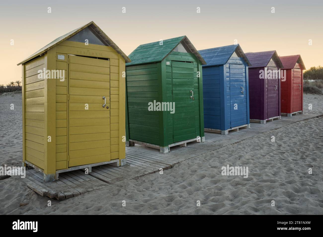 cinque capanne di legno sulla spiaggia, in fila, in giallo, verde, blu, colori viola e rosso in El Grao de Castellón, Comunità Valenciana, Spagna, Europa Foto Stock