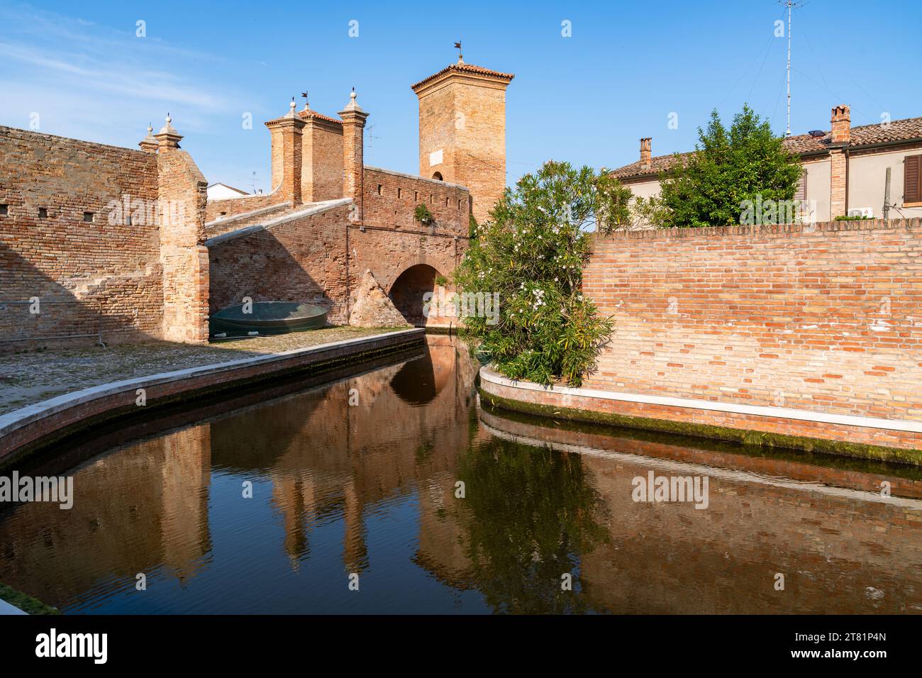Comacchio, Italia-2 giugno 2023: Passeggiata a Comacchio davanti ai famosi tre ponti durante una giornata di sole Foto Stock