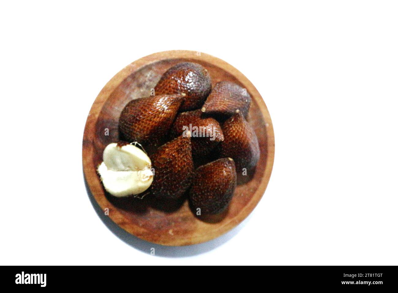 salga la frutta o il serpente in un piatto di legno, isolato su sfondo bianco Foto Stock