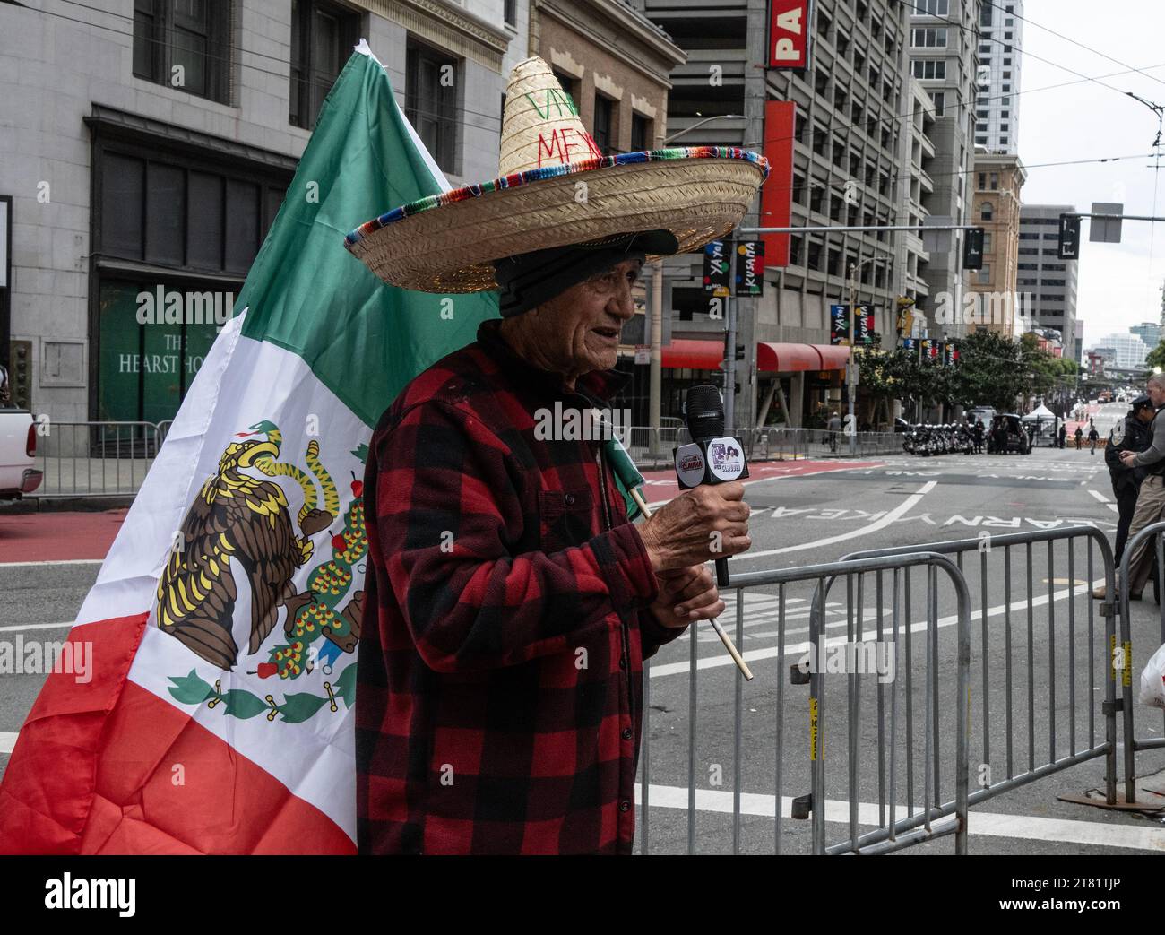 San Francisco, Stati Uniti. 17 novembre 2023. Un uomo che indossa un sombrero e regge una bandiera messicana fa una battuta d'arresto sulla terza strada e il mercato durante l'ultimo giorno dell'APEC a San Francisco venerdì 17 novembre 2023. La cooperazione economica Asia-Pacifico (APEC) ha chiuso oggi. Il presidente Joe Biden e il presidente messicano Andrs Manuel L-pez Obrador hanno promesso venerdì di lavorare insieme per affrontare il traffico di fentanyl e i problemi di frontiera. Foto di Terry Schmitt/UPI credito: UPI/Alamy Live News Foto Stock