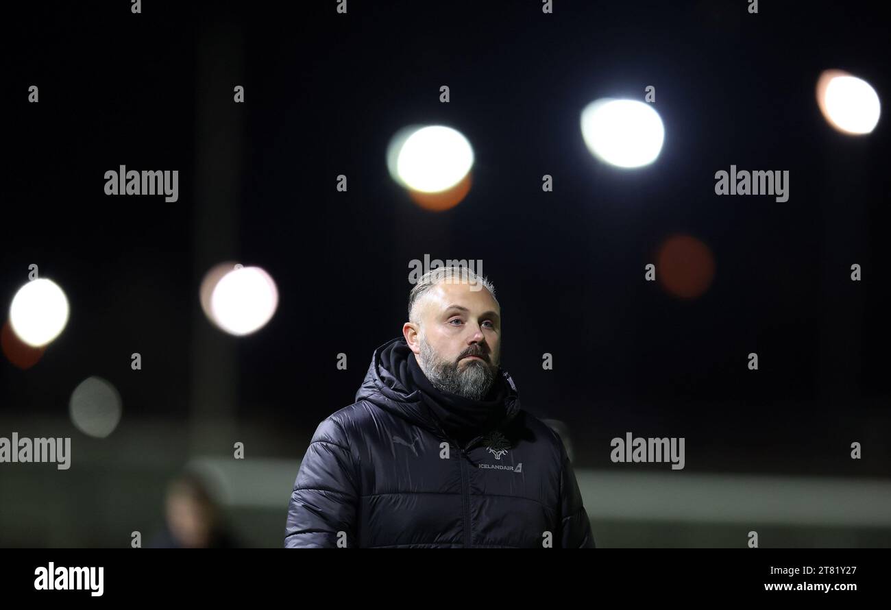 Newport, Regno Unito. 16 novembre 2023. Davío Snorri Jonasson, allenatore/allenatore della nazionale islandese di calcio maschile U21. Galles U21 contro Islanda U21, qualificazione al campionato UEFA Euro U21, gruppo i partita al Rodney Parade di Newport, Galles del Sud giovedì 16 novembre 2023. Solo per uso editoriale. foto di Andrew Orchard/Andrew Orchard fotografia sportiva/Alamy Live News Credit: Andrew Orchard fotografia sportiva/Alamy Live News Foto Stock