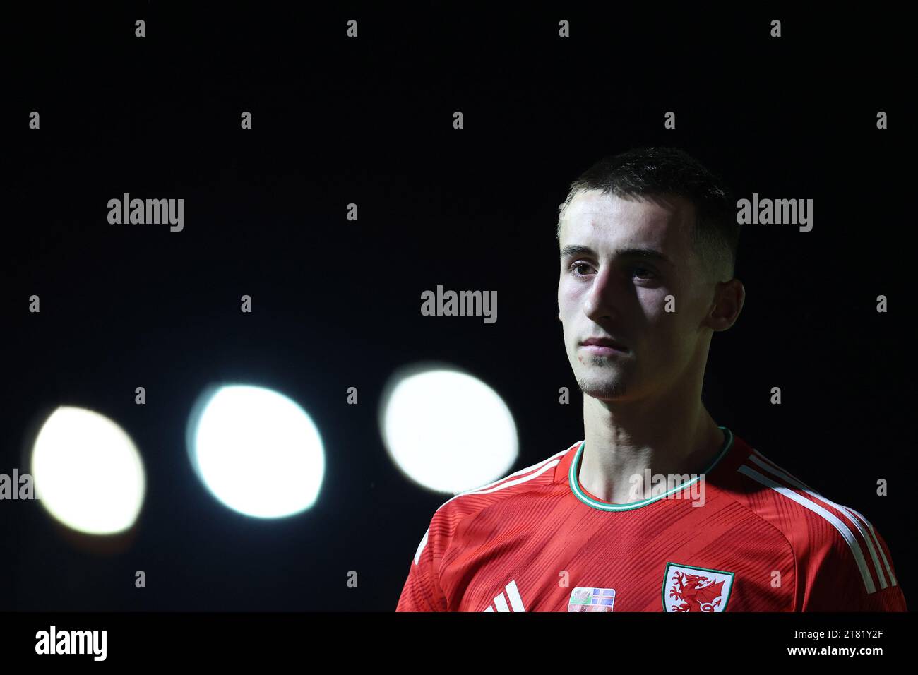 Newport, Regno Unito. 16 novembre 2023. Owen Bevan del Galles U21 guarda. Galles U21 contro Islanda U21, qualificazione al campionato UEFA Euro U21, gruppo i partita al Rodney Parade di Newport, Galles del Sud giovedì 16 novembre 2023. Solo per uso editoriale. foto di Andrew Orchard/Andrew Orchard fotografia sportiva/Alamy Live News Credit: Andrew Orchard fotografia sportiva/Alamy Live News Foto Stock