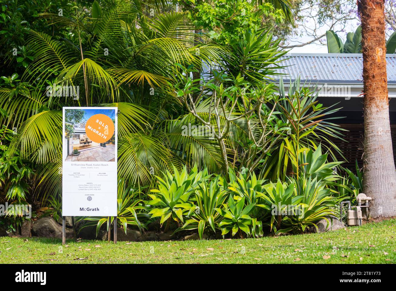 Casa australiana ad Avalon Beach Sydney venduta all'asta con l'insegna venduta sul marketing immobiliare, NSW, Australia Foto Stock