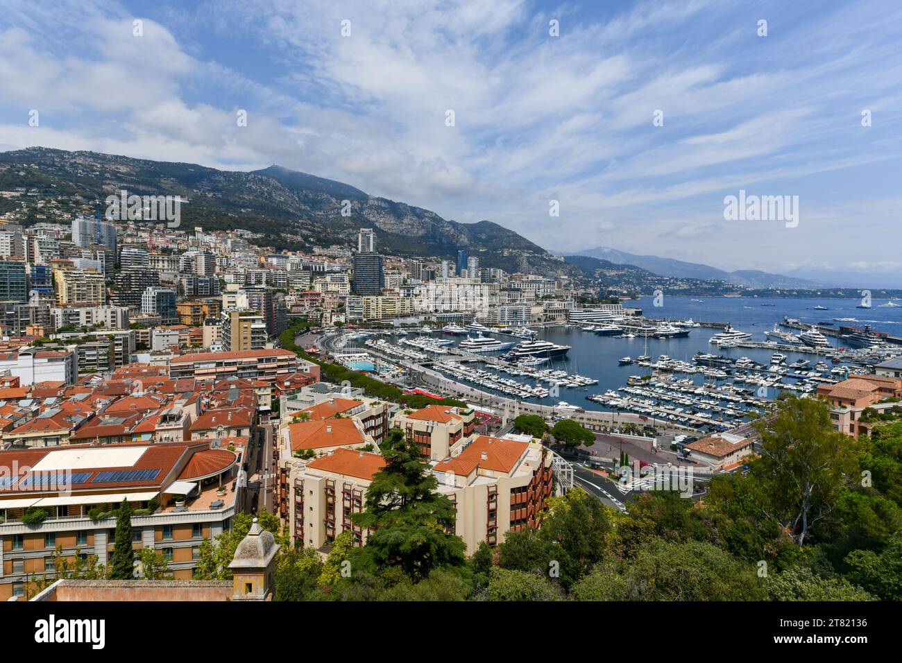 Monte-Carlo, il porto di Monaco Ercole e la vista panoramica del Principato di Monaco dal porto. Terrace du Palais Stephen Abragan Lifestyle City Mood. Stile di vita di lusso. Super Foto Stock