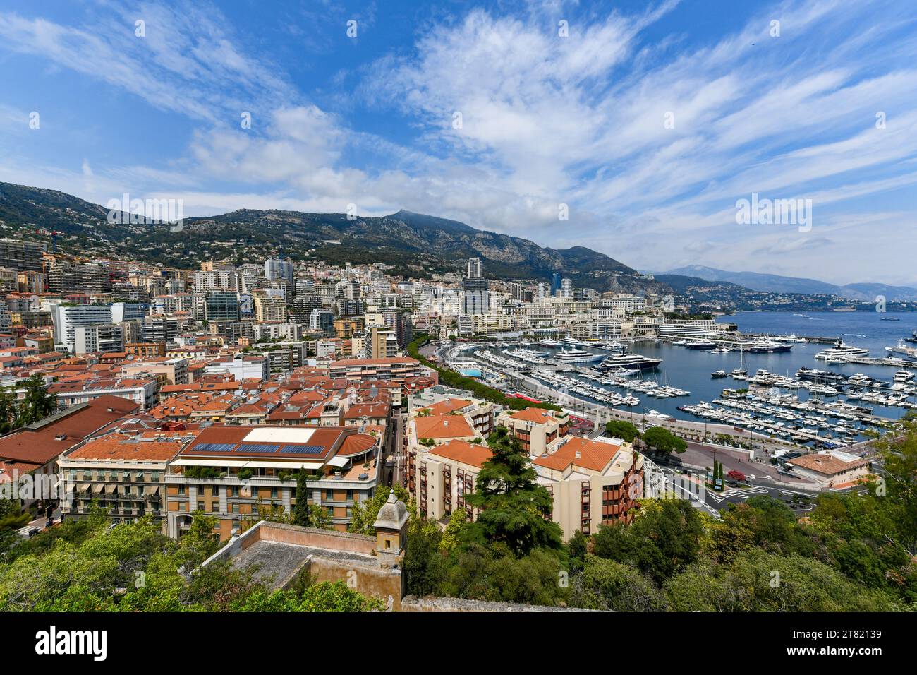 Monte-Carlo, il porto di Monaco Ercole e la vista panoramica del Principato di Monaco dal porto. Terrace du Palais Stephen Abragan Lifestyle City Mood. Stile di vita di lusso. Super Foto Stock