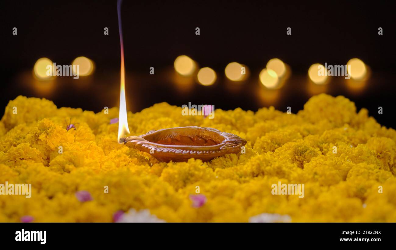 Lampade diya di argilla accese durante la celebrazione diwali, Diwali, o Deepavali, è un festival di luci ed è uno dei principali festival celebrati dagli indù, J Foto Stock