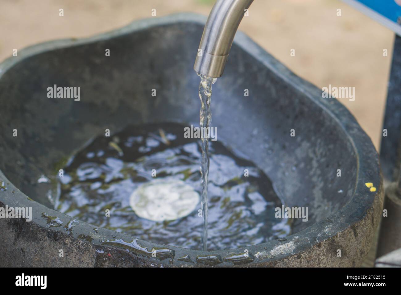 rubinetto dell'acqua con lavello per pietre Foto Stock