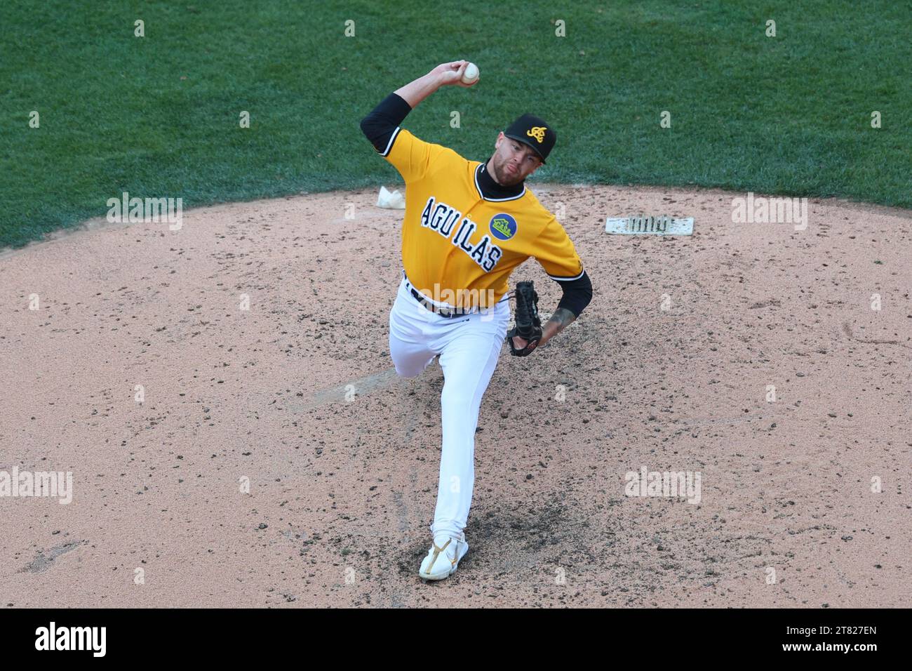 Il lanciatore titolare di Las Águilas Cibaeñas Braden Webb (98) lanciò durante il quarto inning di una partita di baseball contro i Los Tigres del Licey al Citi Field di Corona, New York, domenica 12 novembre 2023. (Foto: Gordon Donovan) Foto Stock