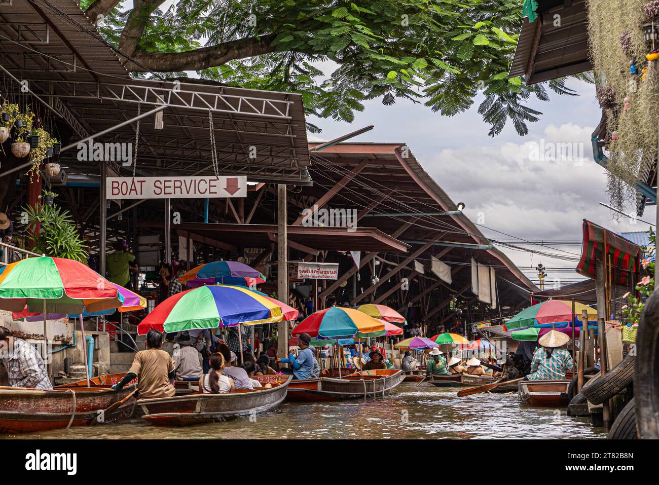 Mercato galleggiante, barca, mercato, mercato delle barche, commerciante, commercio, souvenir, turismo, attrazione, vacanza, viaggio, fiume, colorato, gita di un giorno a Bangkok Foto Stock