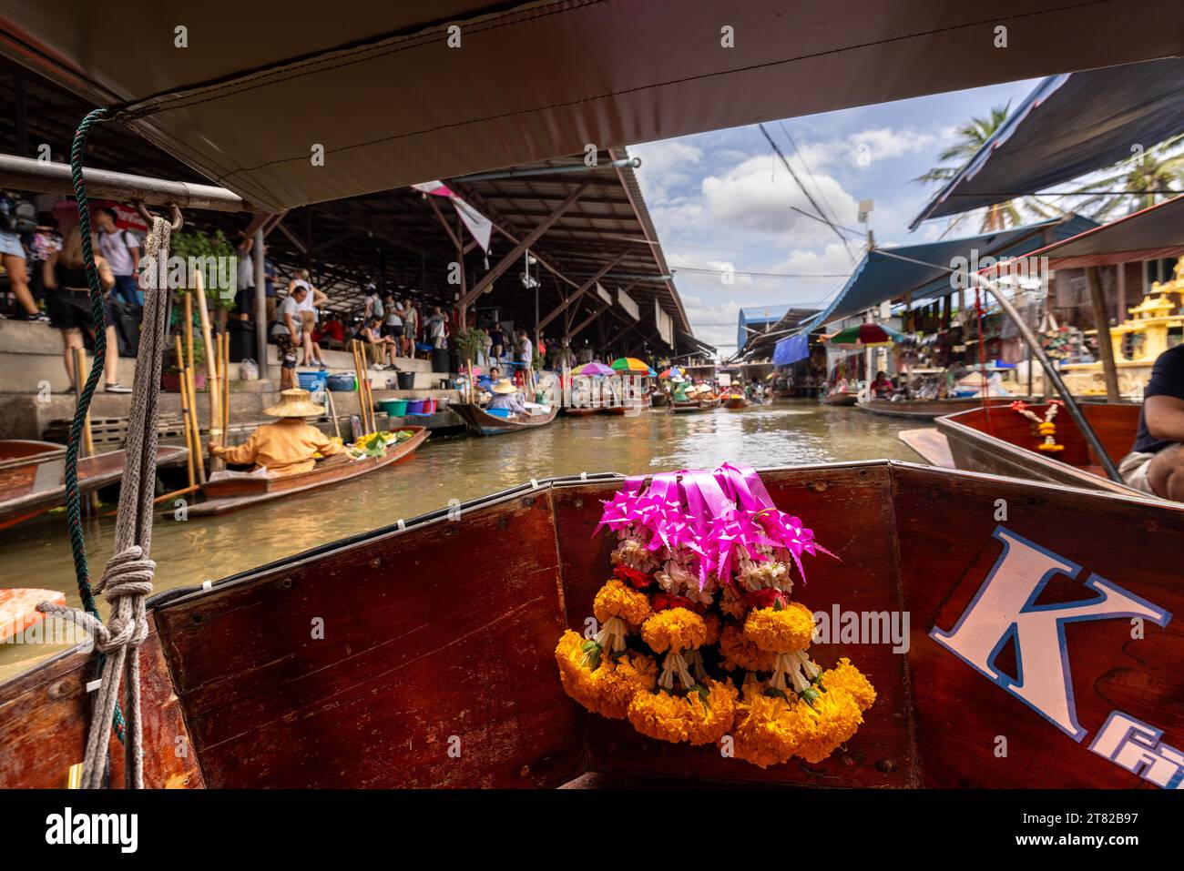 Barca, mercato, galleggiante, commercio, vendita, mercato galleggiante Damnoen Saduak, gita di un giorno, Bangkok, Thailandia Foto Stock