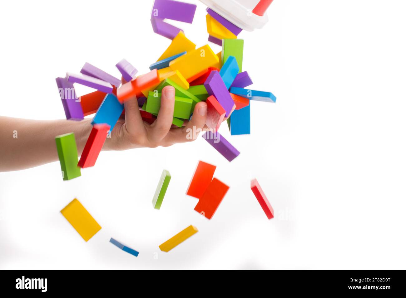 Caduta di domino colorato su una mano Foto Stock