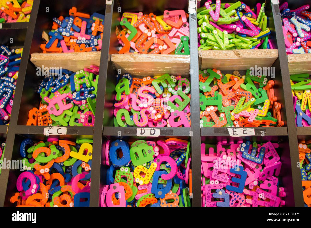 Alfabeto colorato lettera le icone in magazzino in vista Foto Stock
