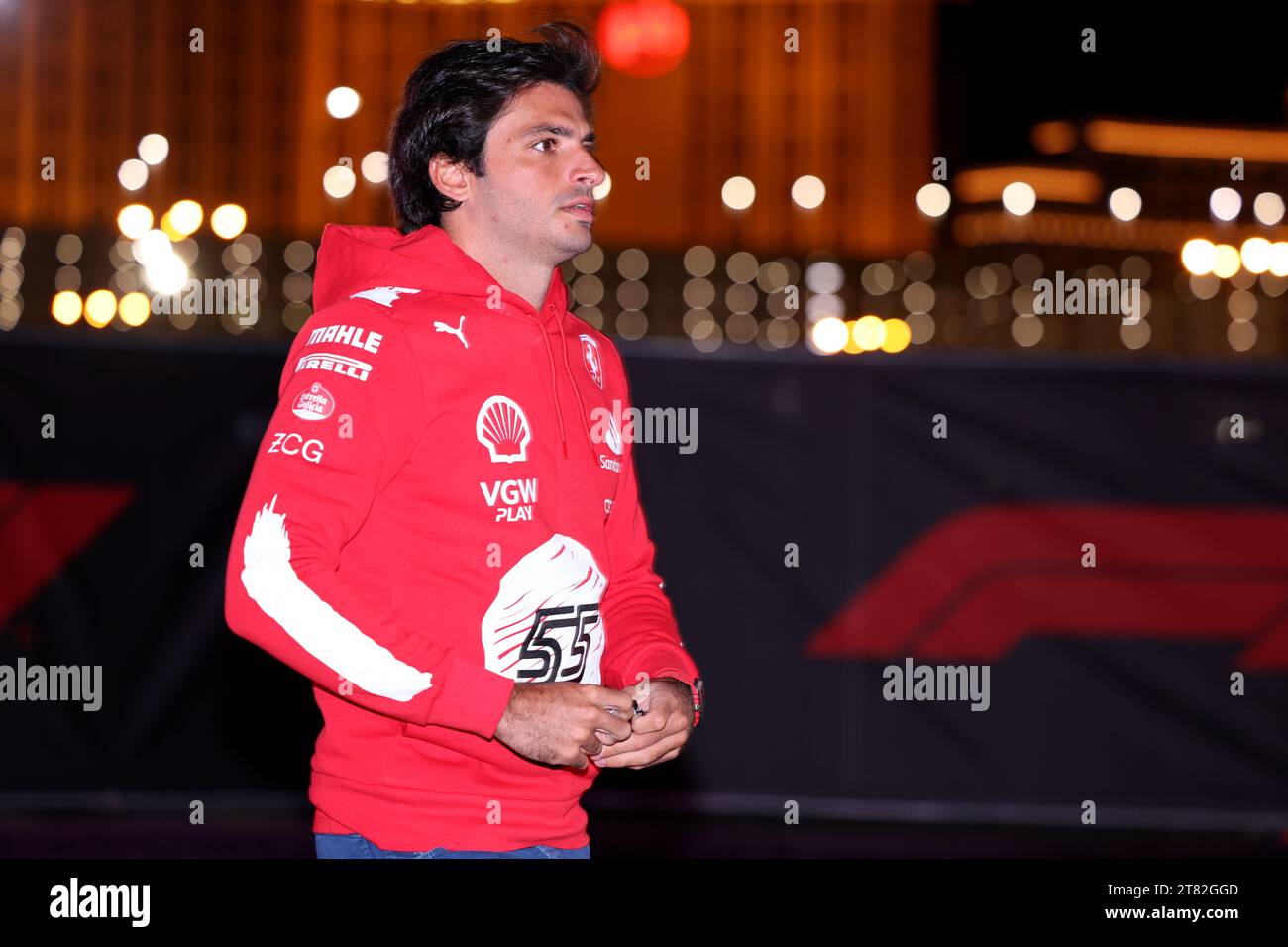 17 novembre 2023; Las Vegas, Nevada, USA. F1 Grand Prix of USA, Las Vegas; prova gratuita 3 sessione e qualifiche: Carlos Sainz della Ferrari arriva nel paddock credito: Action Plus Sports Images/Alamy Live News Foto Stock