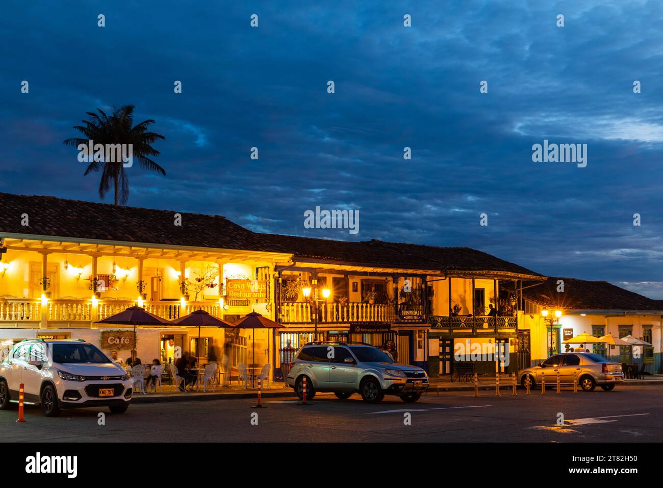 Case storiche in stile Paisa, posti a sedere all'aperto di un ristorante, Blue Hour, Plaza de Bolivar Salento, Salento, Quindio, Colombia Foto Stock