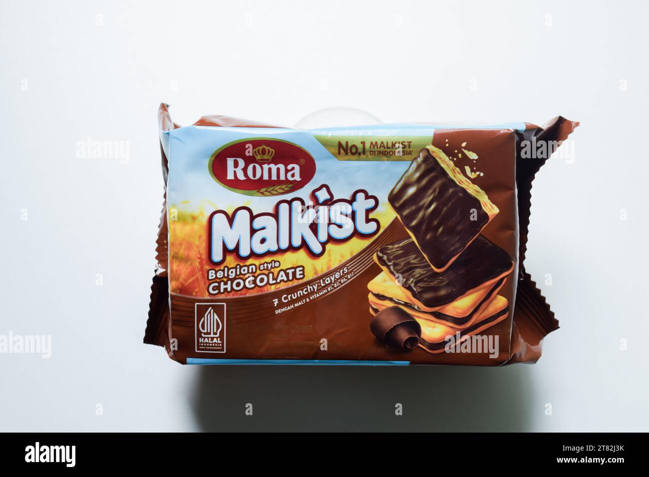 Biscotti croccanti, marca "ROMA MALKIST", gusto di cioccolato belga. Bekasi, Indonesia, 18 novembre 2023 Foto Stock