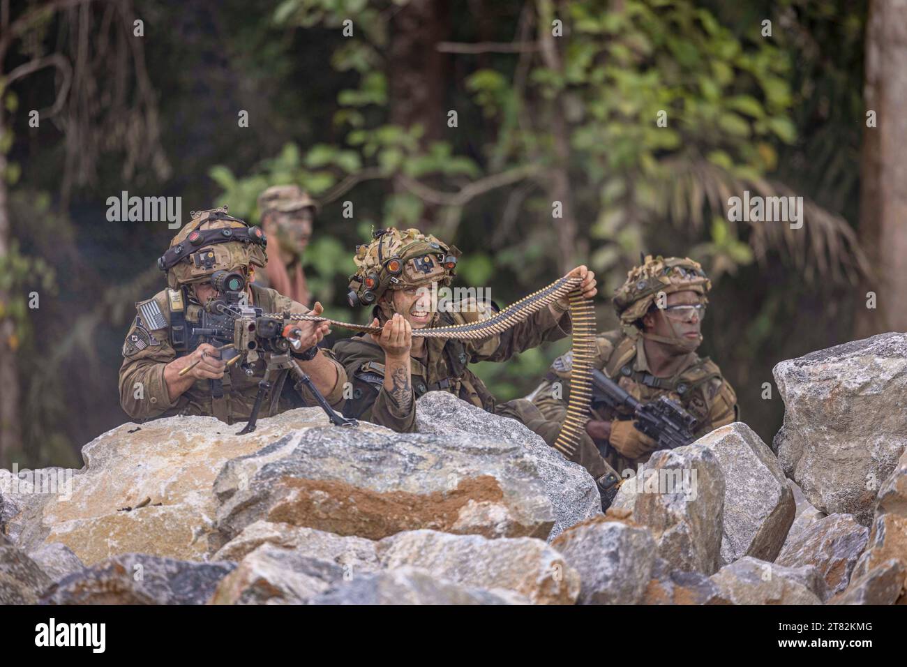 Oiapoque, Brasile. 15 novembre 2023. Jay Cartwright, mitragliere, SPC. Jason Daniel, fanteria, e PFC. Jeremy Nwanze, fante assegnato al 1st Battalion, 26th Infantry Regiment, 2nd Brigade Combat Team, 101st Airborne Division (Air Assault), assalto un obiettivo durante l'assalto finale di Exercise Southern Vanguard 24 a Oiapoque, Brasile, novembre. 15, 2023. Southern Vanguard, un esercizio bilaterale annuale che ruota tra le nazioni partner nell'area di responsabilità del Southern Command degli Stati Uniti, è progettato per migliorare l'interoperabilità tra gli Stati Uniti e la natio partner Foto Stock