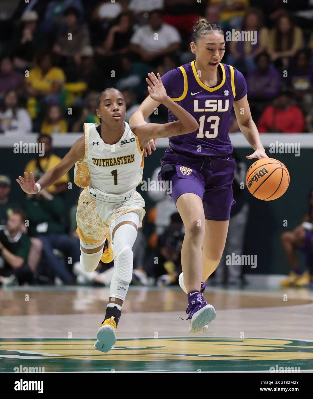 Hammond, USA. 17 novembre 2023. LSU Lady Tigers Guard Last-Tear Poa (13) cerca di superare se Louisiana Lady Lions guardia Jalencia Pierre (1) durante una partita di basket femminile al college presso l'University Center di Hammond, Louisiana, venerdì 17 novembre 2023. (Foto di Peter G. Forest/Sipa USA) credito: SIPA USA/Alamy Live News Foto Stock