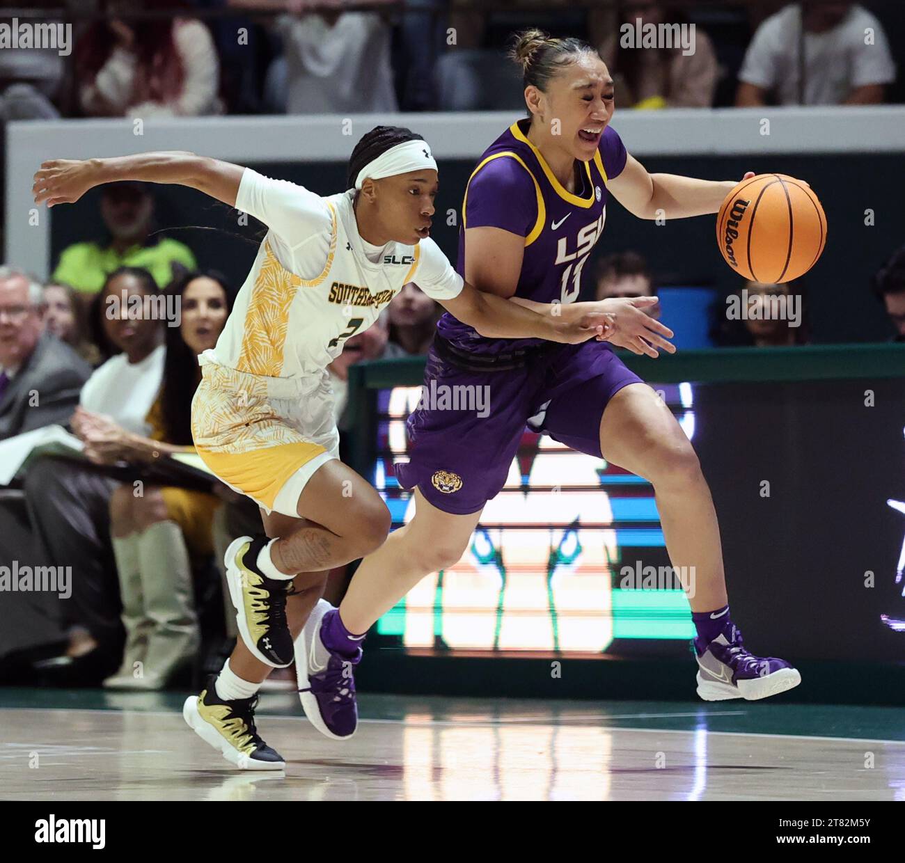 Hammond, USA. 17 novembre 2023. LSU Lady Tigers Guard Last-Tear Poa (13) cerca di superare la guardia se Louisiana Lady Lions Arianna Patton (2) durante una partita di basket femminile al college presso l'University Center di Hammond, Louisiana, venerdì 17 novembre 2023. (Foto di Peter G. Forest/Sipa USA) credito: SIPA USA/Alamy Live News Foto Stock