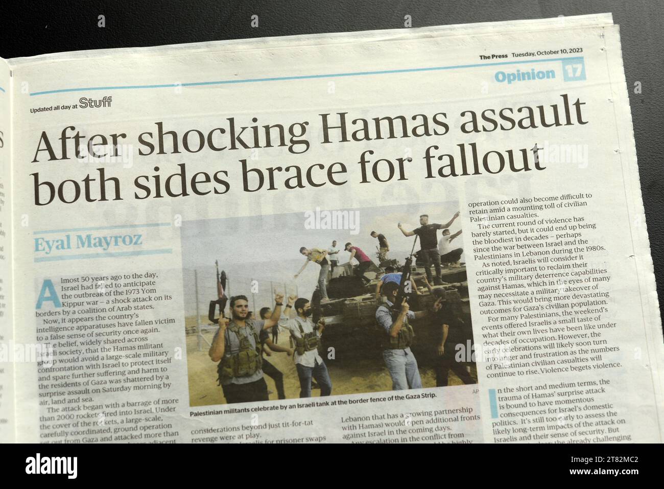Christchurch, nuova Zelanda, 10 ottobre 2023: Titoli della stampa per l'attacco del 7 ottobre in Israele: Dopo aver scioccato l'assalto di Hamas entrambi i lati si preparano per le ricadute Foto Stock