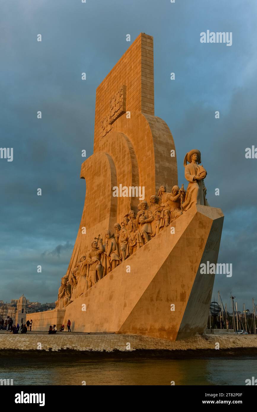 Padrão dos Descobrimentos a Belém fotografato da una barca sul fiume Tago. Lisbona, Protugal, dicembre 2018 Foto Stock
