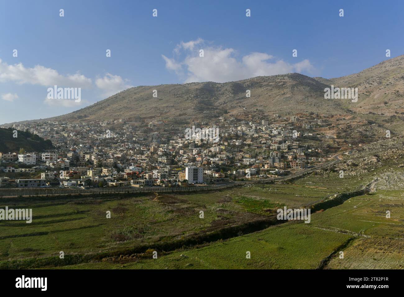 Majdal Shams, un insediamento siriano druso nelle alture del Golan occupate nel dicembre 2022. Fotografato dal posto di frontiera siriano vicino a Quneitra, in Siria Foto Stock