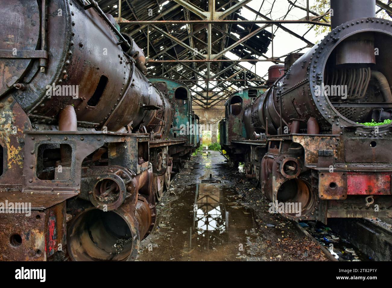 Vecchia stazione ferroviaria di Tripoli. Iniziò le operazioni nel 1911, divenne capolinea della linea Orient Express 1920s-40s, ora in rovina. El-Mina, Tripoli, Libano Foto Stock