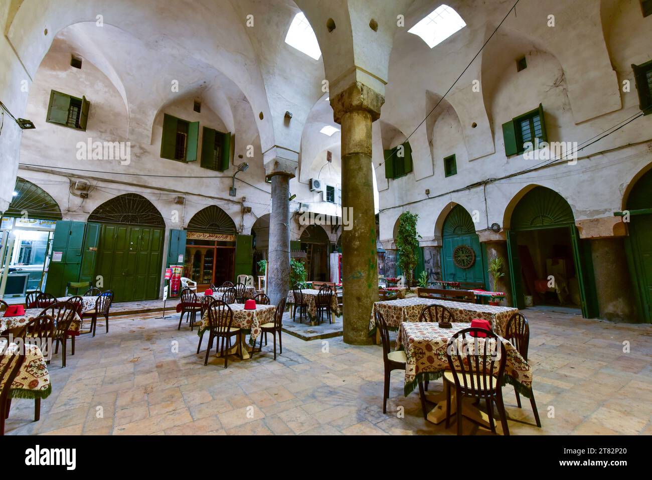 Straordinaria architettura del Souk Haraj, un bazar mamelucco del XIV secolo (struttura originale in loco probabilmente risalente all'epoca romana) a Tripoli, in Libano Foto Stock