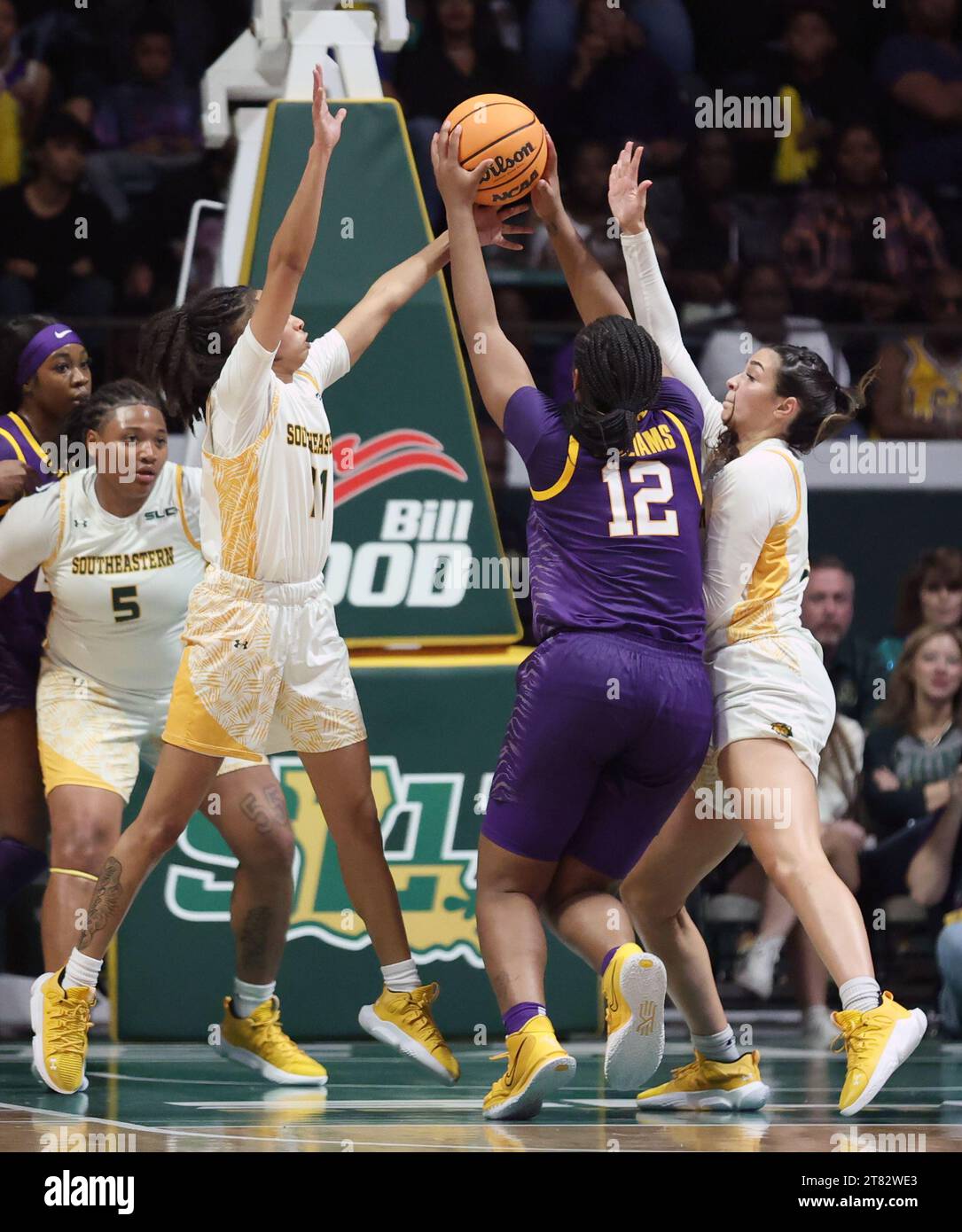 Hammond, USA. 17 novembre 2023. La guardia della LSU Lady Tigers Mikaylah Williams (12) va a fare un layup contro se Louisiana Lady Lions guardie Avari Berry (11) e Hailey Giaratano (55) durante una partita di basket femminile al college presso l'University Center di Hammond, Louisiana, venerdì 17 novembre 2023. (Foto di Peter G. Forest/Sipa USA) credito: SIPA USA/Alamy Live News Foto Stock