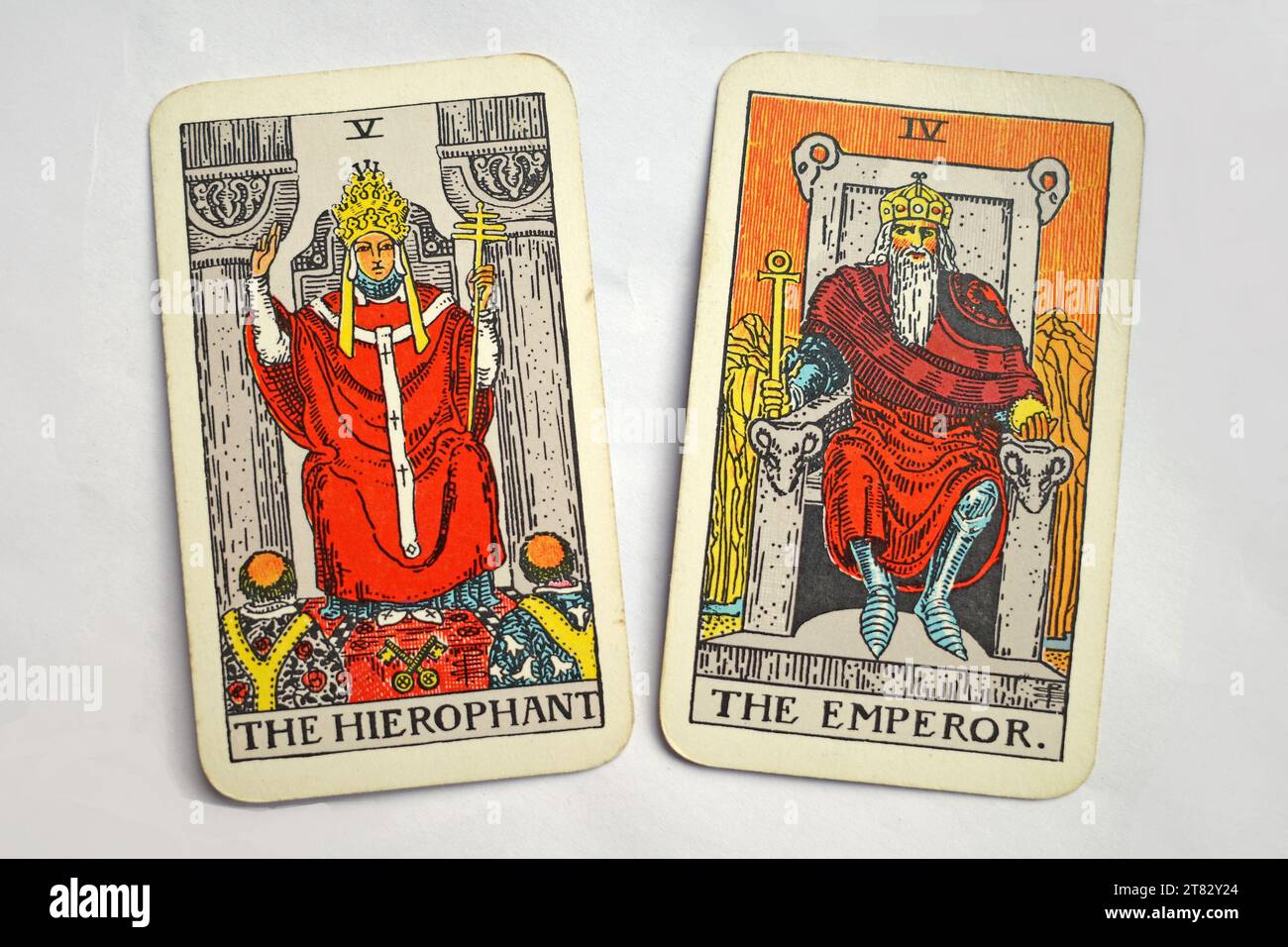 L'Irofante e l'Imperatore. Due carte di tarocchi Rider Waite del maggiore Arcana Foto Stock