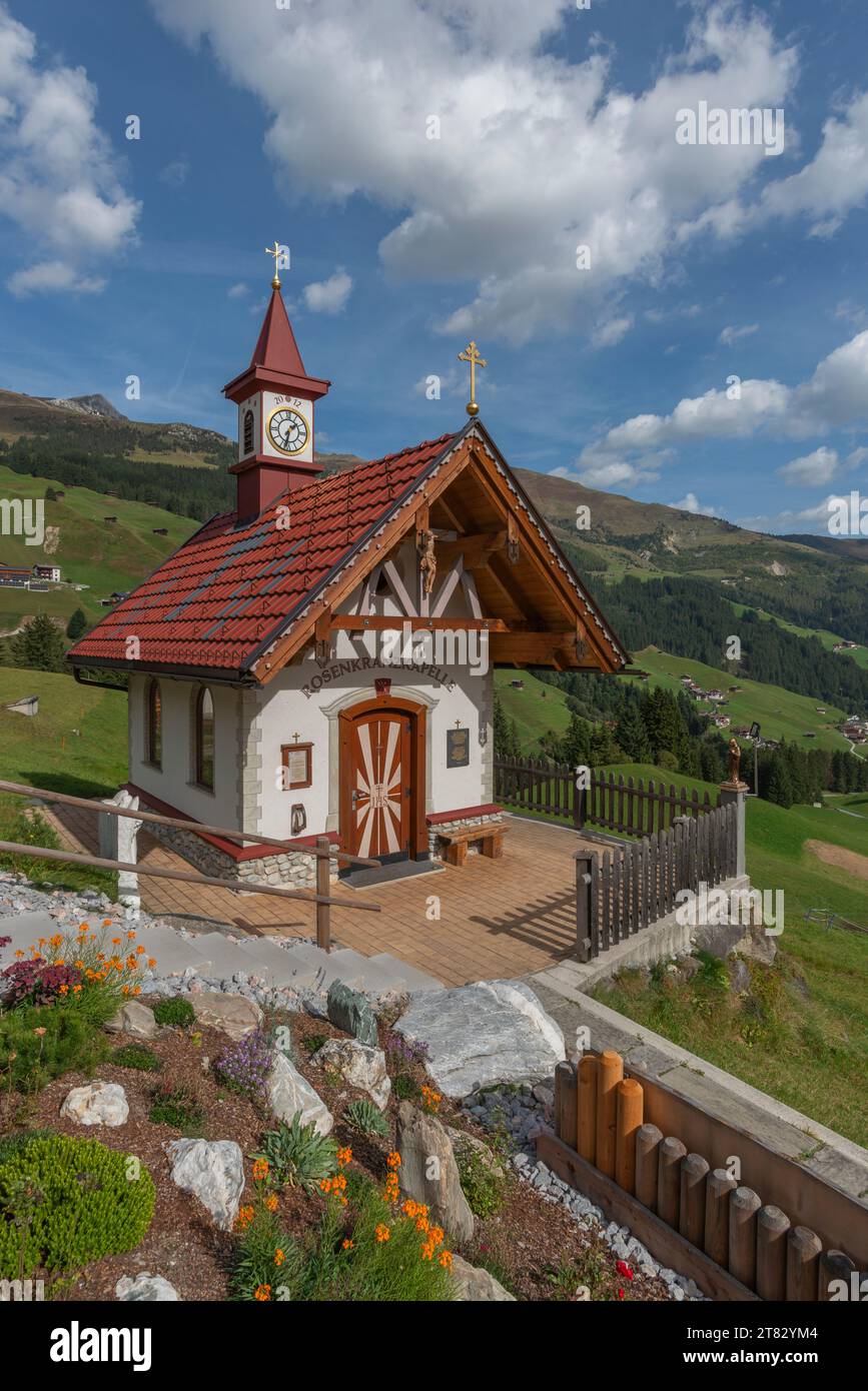 Cappella Rosenkranzkapelle a Gemais, villaggio alpino di Tux-Lahnersbach, Valle Tuxtal, Alpi dello Zillertal, Tirolo, Austria, Europa Foto Stock