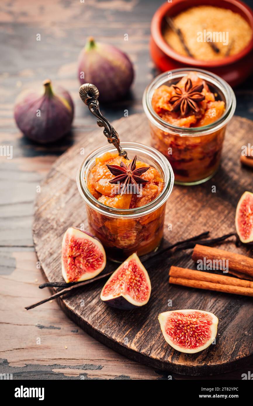 Marmellata di fichi o gelatina fatta in casa in un barattolo con cannella, vaniglia e zucchero di canna Foto Stock