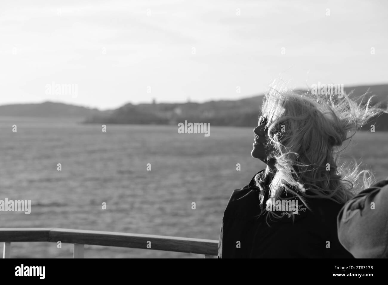 Isola d'Elba, Livorno, 22 maggio 2017 : Ritratto della presentatrice televisiva Maria Teresa Ruta in bianco e nero davanti al mare Foto Stock