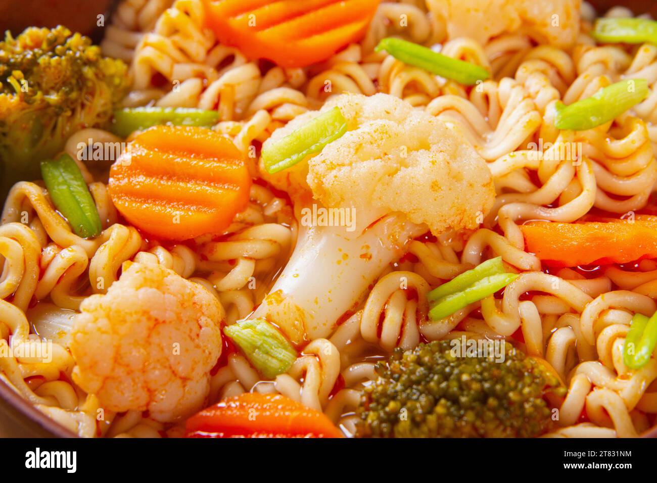 Sfondo di spaghetti Udon con verdure da vicino Foto Stock