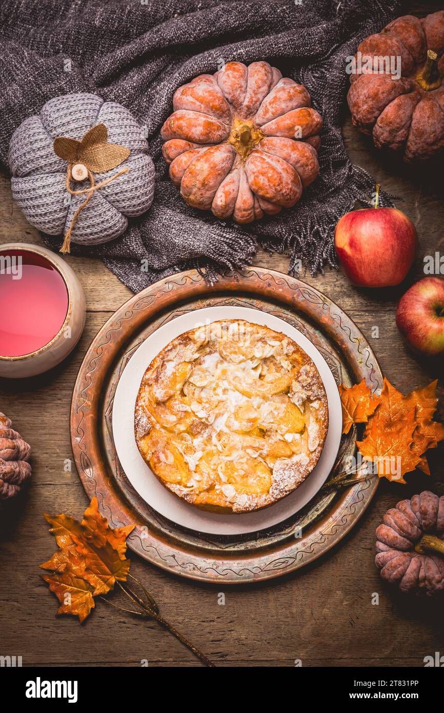 Torta di mele con mandorle e tazza di tè alla frutta alle erbe per il Ringraziamento. Foto Stock