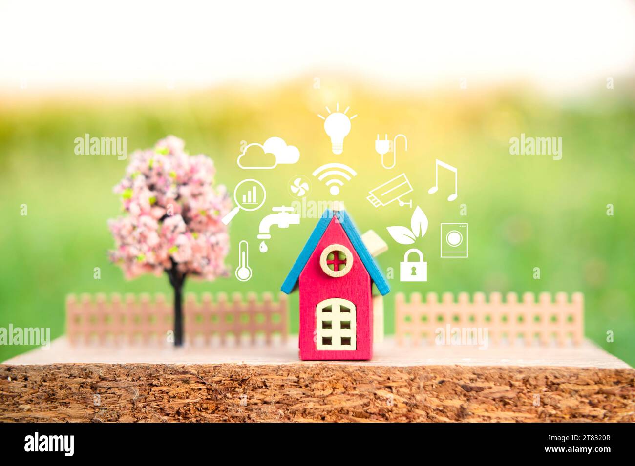 Modello giocattolo in legno per la casa e simboli per la casa intelligente.concetto immobiliare Foto Stock