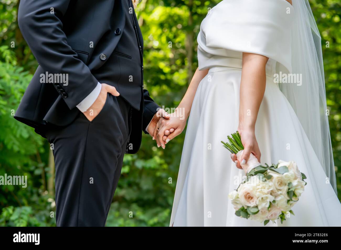 la sposa e lo sposo si tengono per mano, senza facce. Foto Stock