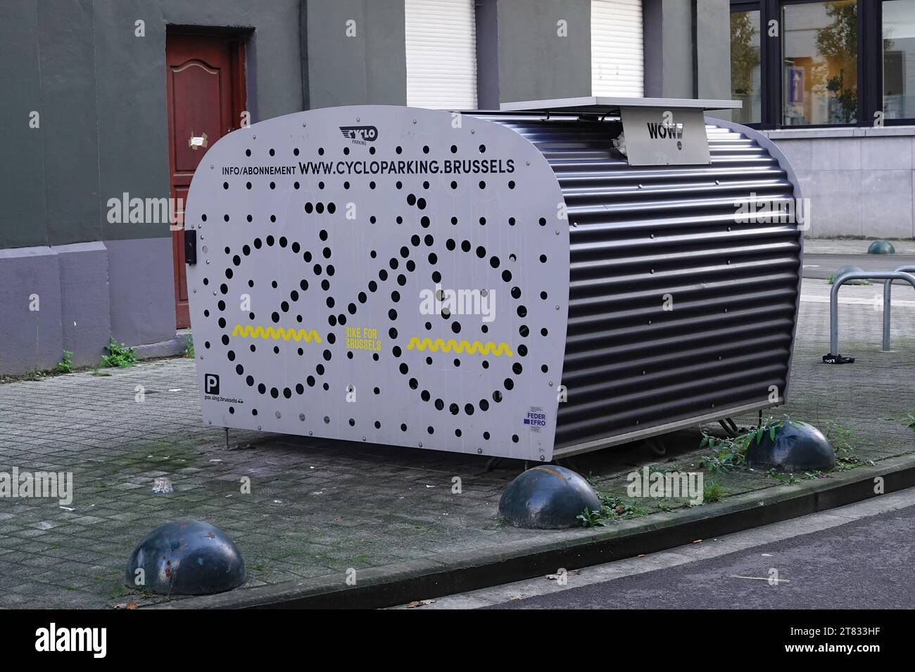 Bruxelles, Brabante, Belgio 11 17 2023 - primo piano Streetview su un parcheggio chiuso e sicuro per biciclette in metallo nella regione di Bruxelles Nord promozione Foto Stock