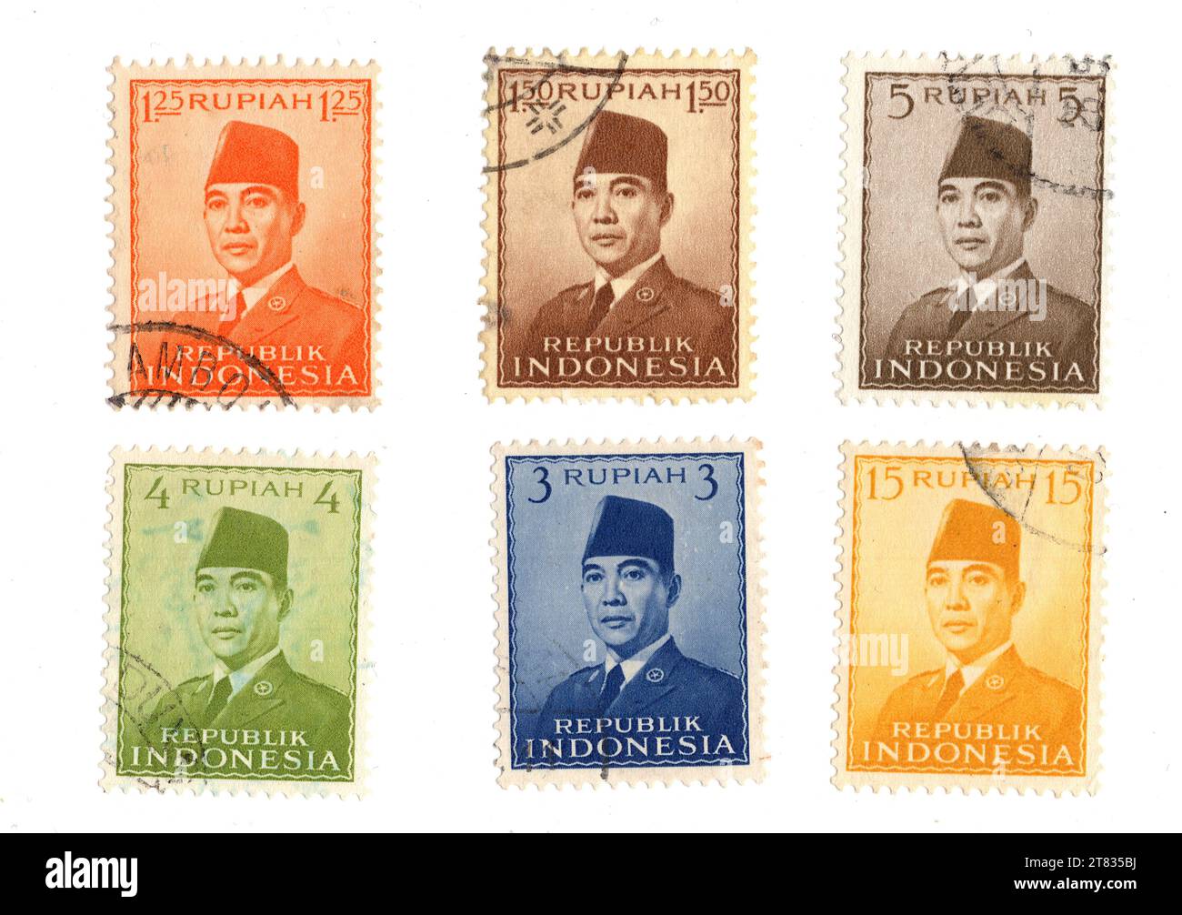 Una serie di francobolli d'epoca dall'Indonesia con un ritratto del presidente Sukarno su sfondo bianco. Foto Stock