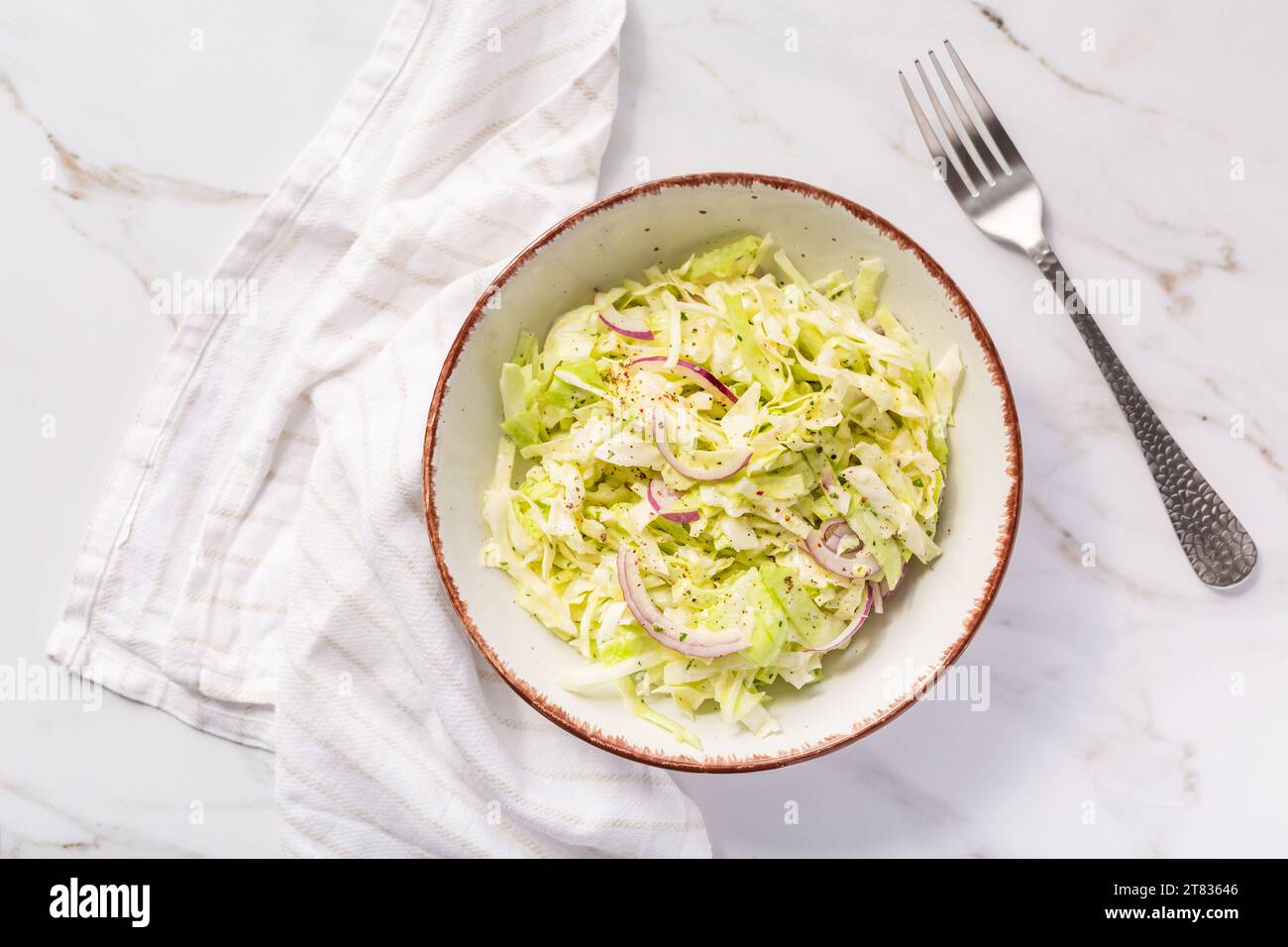 Insalata vegana di cavolo bianco appena tagliato con cipolle rosse Foto Stock