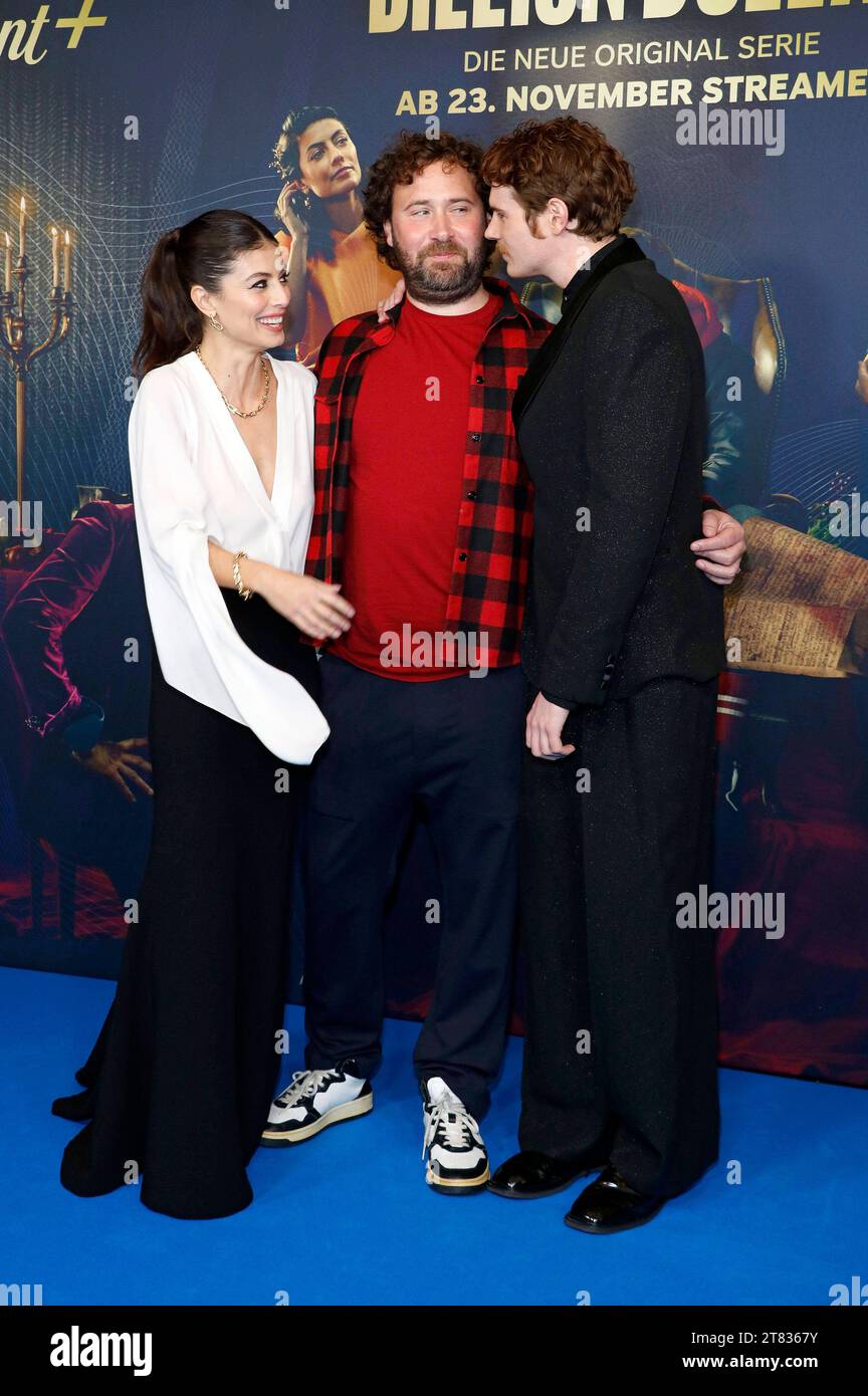 Alessandra Mastronardi, Florian Baxmeyer e Philip Froissant bei der Premiere der Paramount Streamingserie Eine Billion Dollar im Kino International. Berlin, 17.11.2023 *** Alessandra Mastronardi, Florian Baxmeyer e Philip Froissant alla premiere della serie streaming della Paramount One Billion Dollars at Kino International Berlin, 17 11 2023 foto:XA.xBuggex/xFuturexImagex Dollar_3137 Credit: Imago/Alamy Live News Foto Stock
