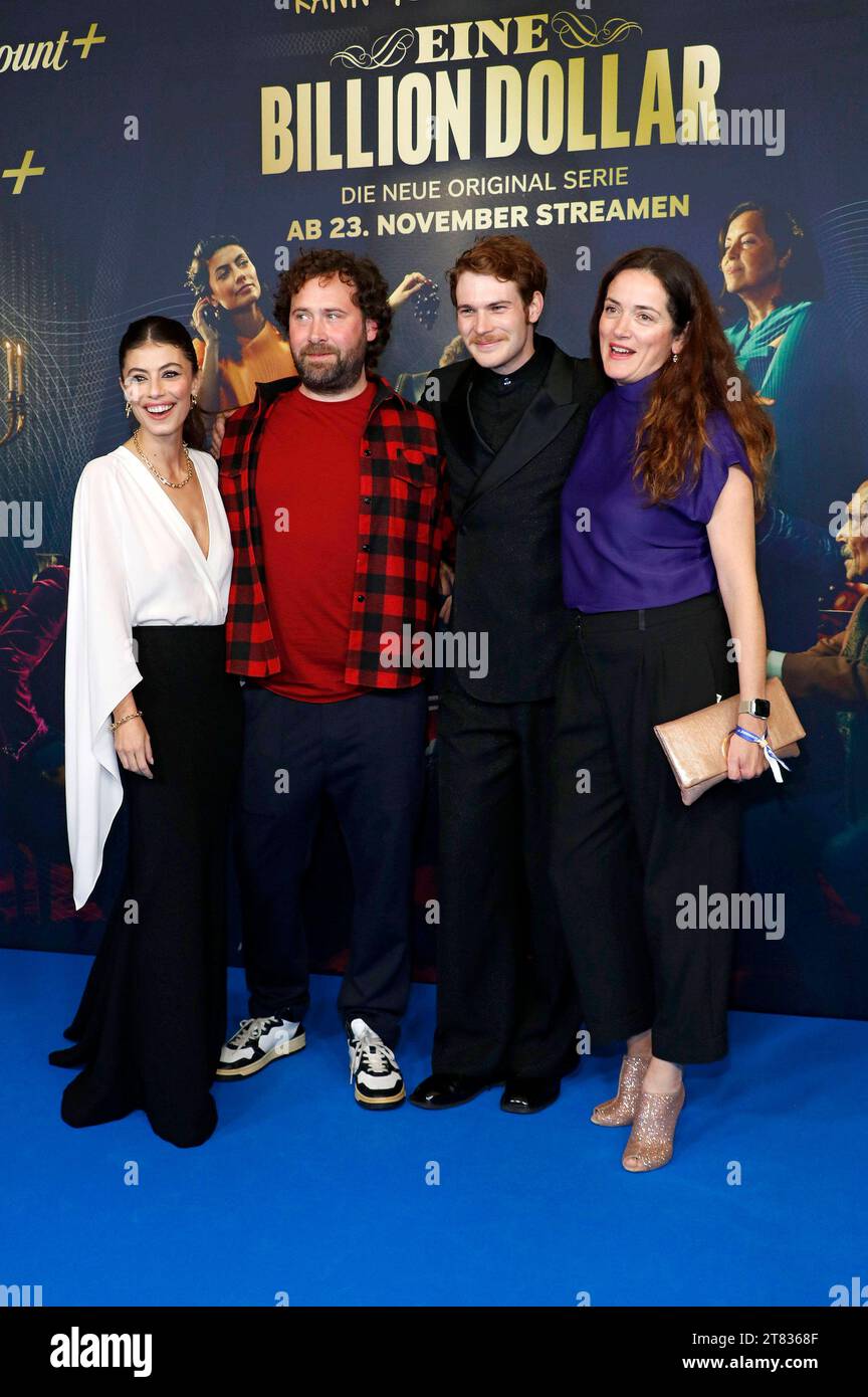 Alessandra Mastronardi, Florian Baxmeyer, Philip Froissant und Kerstin Nommsen bei der Premiere der Paramount Streamingserie Eine Billion Dollar im Kino International. Berlin, 17.11.2023 *** Alessandra Mastronardi, Florian Baxmeyer, Philip Froissant e Kerstin Nommsen alla premiere della serie streaming della Paramount One Billion Dollars at Kino International Berlin, 17 11 2023 foto:XA.xBuggex/xFuturexImagex Dollar_3139 credito: Imago/Alamy Live News Foto Stock