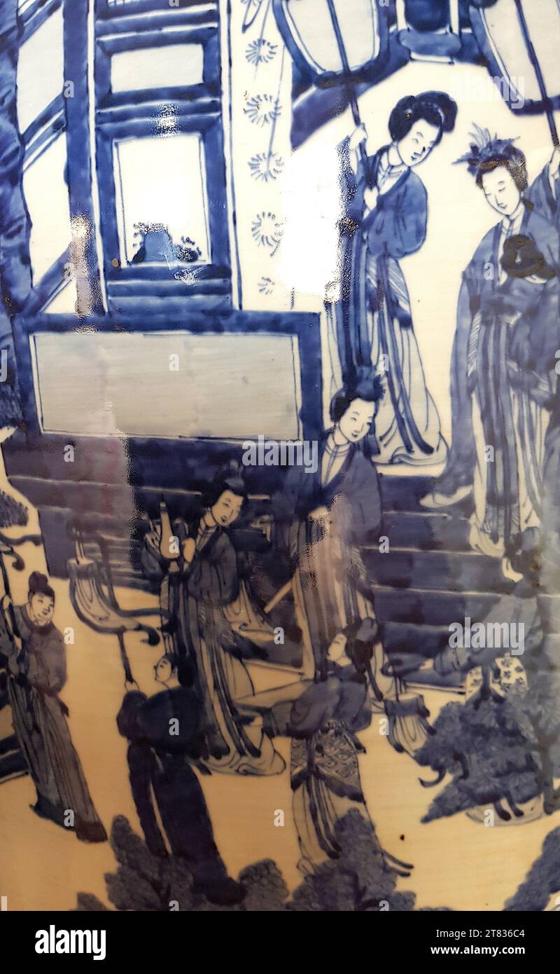 Primo piano di un antico vaso cinese in blu su sfondo bianco. Foto Stock