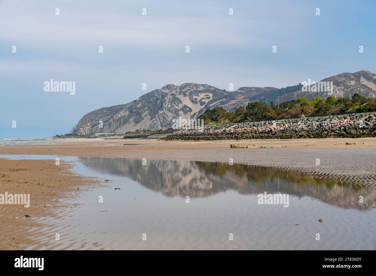 Penmaenmawr Beach nella contea di Conwy, sulla costa del Galles del Nord. Foto Stock