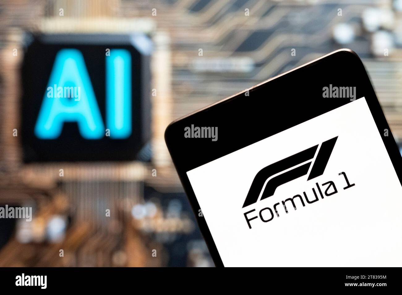 In questa foto, il logo Fédération Internationale de l'Automobile (FIA), Formula 1 (F1), visualizzato su uno smartphone con un chip di intelligenza artificiale (ai) e un simbolo sullo sfondo. (Foto di Budrul Chukrut / SOPA Images / Sipa USA) *** esclusivamente per scopi editoriali *** Foto Stock